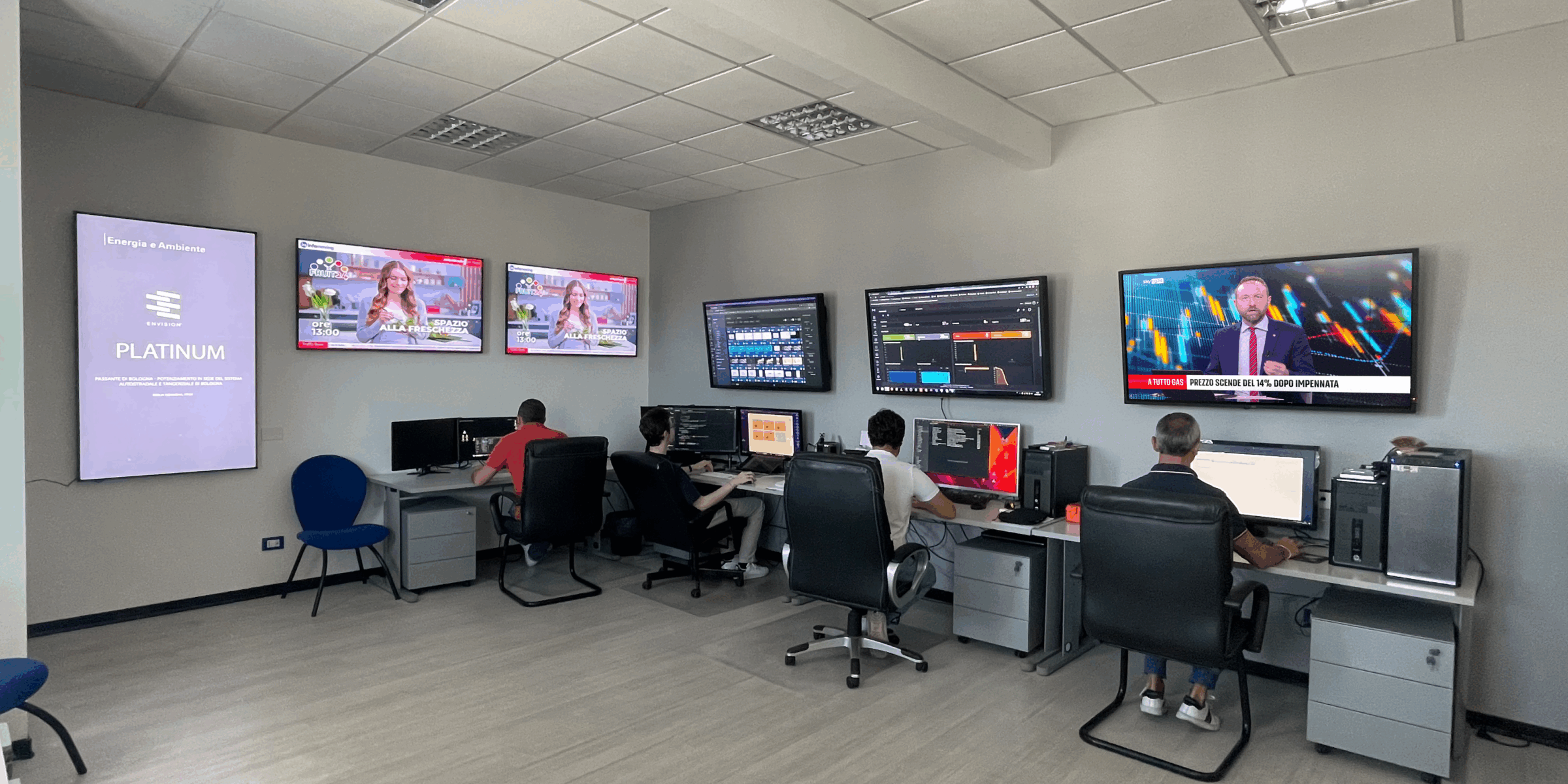 control center: la sala regia di screenlight dove vengono gestiti i palisesti di 700 installazioni dislocate sul territorio italiano tra autostrade per l'italia e l'università roma 3