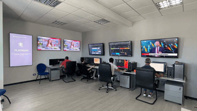 control center: la sala regia di screenlight dove vengono gestiti i palisesti di 700 installazioni dislocate sul territorio italiano tra autostrade per l'italia e l'università roma 3